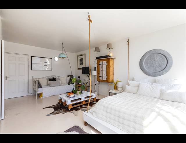 BEDROOM APARTMENT FOR SALE IN CAPE TOWN CITY CENTRE